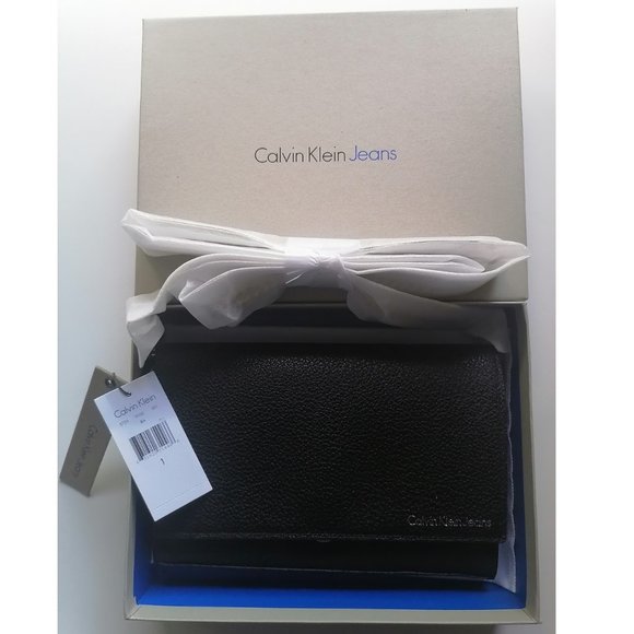 CALVIN KLEIN LEATHER LARGE ACCORDIAN CROSSBODY BAG - Picture 8 of 9